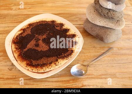 Süße Grießcreme mit Kakaopulver und geschmolzener Butter Stockfoto