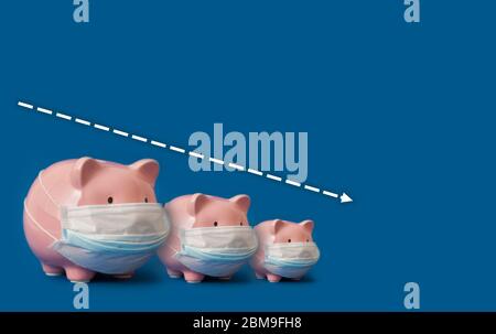 Rosa Sparschweine in medizinischen Masken sind in abnehmender Reihenfolge mit einem weißen Pfeil auf blauem Hintergrund. Konzept der fallenden Cash-Aktien und Wirtschaft. Adver Stockfoto