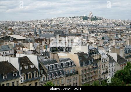 Der Blick auf Montmartre mit der Basilika Sacre-Coeur Spitze des Hügels von Beaubourg.Paris.Frankreich Stockfoto