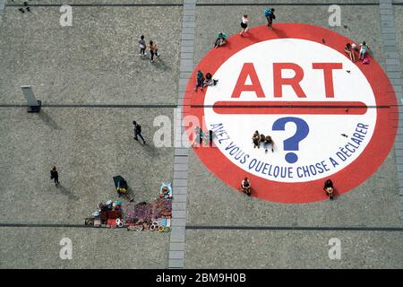 Luftaufnahme des Place Georges Pompidou vor dem Gebäude des Centre Pompidou.Paris.Frankreich Stockfoto