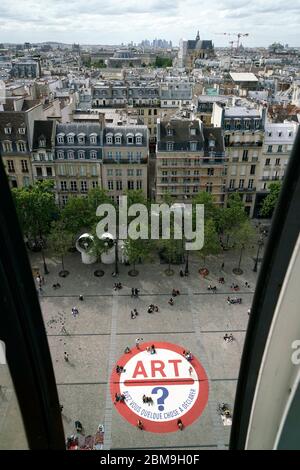 Der Blick auf den Place Georges Pompidou vor dem Gebäude des Centre Pompidou mit der Stadtansicht von Paris im Hintergrund.Paris.Frankreich Stockfoto