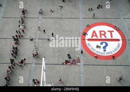 Luftaufnahme des Place Georges Pompidou vor dem Gebäude des Centre Pompidou.Paris.Frankreich Stockfoto