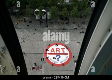 Der Blick auf den Place Georges Pompidou vor dem Gebäude des Centre Pompidou.Paris.Frankreich Stockfoto