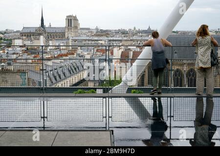 Die Dachterrasse mit Blick auf die Stadt Paris und Notre-Dame Kathedrale in der Ferne mit Besuchern von der Terrasse des Centre Pompidou.Paris.Frankreich Stockfoto