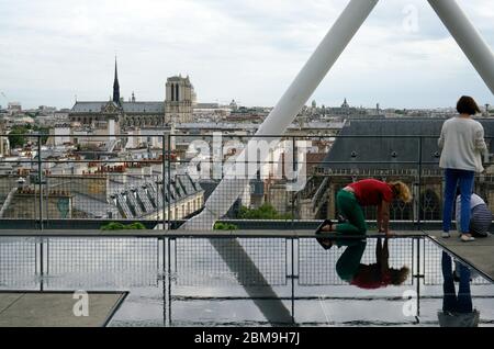 Die Dachterrasse mit Blick auf die Stadt Paris und Notre-Dame Kathedrale in der Ferne mit Besuchern von der Terrasse des Centre Pompidou.Paris.Frankreich Stockfoto