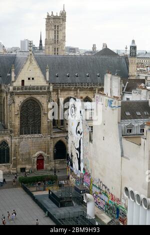 Der Blick auf Beaubourg mit der Kirche Eglise Saint-Merri im Hintergrund vom Centre Pompidou.Paris.Frankreich Stockfoto