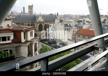 Der Blick auf Beaubourg mit der Kirche Eglise Saint-Merri im Hintergrund vom Centre Pompidou.Paris.Frankreich Stockfoto