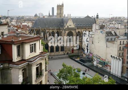 Der Blick auf Beaubourg mit der Kirche Eglise Saint-Merri im Hintergrund vom Centre Pompidou.Paris.Frankreich Stockfoto