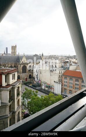 Der Blick auf Beaubourg mit der Kirche Eglise Saint-Merri im Hintergrund vom Centre Pompidou.Paris.Frankreich Stockfoto