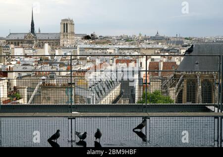 Die Dachterrasse mit Blick auf Beaubourg und die Stadt Paris mit Notre-Dame Kathedrale in der Ferne vom Centre Pompidou.Paris.Frankreich Stockfoto