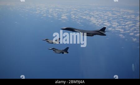 Ein B-1B Lancer fliegt mit zwei dänischen F-16 während einer Trainingsmission für die Bomber Task Force Europe, 5. Mai 2020. Die Besatzungen des 28. Bombenflügels auf der Ellsworth Air Force Base, South Dakota, haben ihre Langstreckenmission der Bomber Task Force aufgenommen, um Interoperabilitätstraining mit dänischen Kampfflugzeugen und estnischen gemeinsamen Terminal Attack Controller Bodenteams durchzuführen. Die Ausbildung mit unseren NATO-Verbündeten und Partnerländern trägt zu einer verbesserten Widerstandsfähigkeit und Interoperabilität bei und ermöglicht uns, dauerhafte Beziehungen aufzubauen, die notwendig sind, um die breite Palette globaler Herausforderungen zu bewältigen Stockfoto