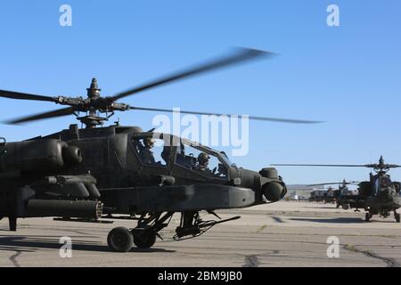 Soldaten, die dem 1. Bataillon der Utah National Guard, dem 211. Luftverkehrsregiment, zugewiesen wurden, verlassen die Army Aviation Support Facility in West Jordan, Utah, 7. Mai 2020. Das Bataillon, bestehend aus drei Unternehmen mit AH-64 Apache-Hubschraubern und mehr als 300 Soldaten, wird während des einjährigen Einsatzes die Bodentruppen in der Kampfluft unterstützen. (USA Foto der Nationalgarde von Ileen Kennedy) Stockfoto