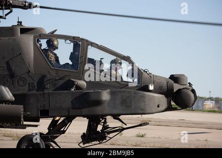 Soldaten, die dem 1. Bataillon der Utah National Guard, dem 211. Luftverkehrsregiment, zugewiesen wurden, verlassen die Army Aviation Support Facility in West Jordan, Utah, 7. Mai 2020. Das Bataillon, bestehend aus drei Unternehmen mit AH-64 Apache-Hubschraubern und mehr als 300 Soldaten, wird während des einjährigen Einsatzes die Bodentruppen in der Kampfluft unterstützen. (USA Foto der Nationalgarde von Ileen Kennedy) Stockfoto