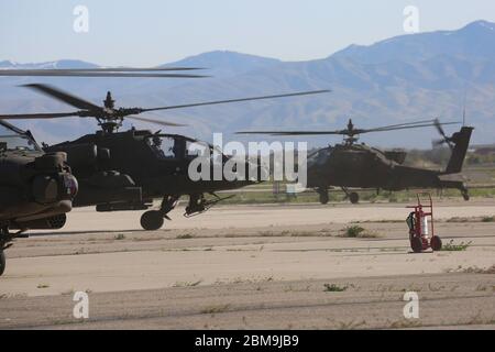 Soldaten, die dem 1. Bataillon der Utah National Guard, dem 211. Luftverkehrsregiment, zugewiesen wurden, verlassen die Army Aviation Support Facility in West Jordan, Utah, 7. Mai 2020. Das Bataillon, bestehend aus drei Unternehmen mit AH-64 Apache-Hubschraubern und mehr als 300 Soldaten, wird während des einjährigen Einsatzes die Bodentruppen in der Kampfluft unterstützen. (USA Foto der Nationalgarde von Ileen Kennedy) Stockfoto