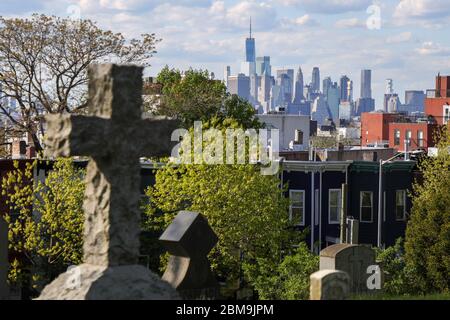 New York, New York, USA. Mai 2020. Gräber vor der Skyline von Manhattan und dem Freedom Tower auf dem Greenwood Cemetery in Brooklyn, New York City, USA. New York City ist das Epizentrum der Coronavirus-Pandemie Kredit: William Volcov/ZUMA Wire/Alamy Live News Stockfoto