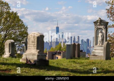 New York, New York, USA. Mai 2020. Gräber vor der Skyline von Manhattan und dem Freedom Tower auf dem Greenwood Cemetery in Brooklyn, New York City, USA. New York City ist das Epizentrum der Coronavirus-Pandemie Kredit: William Volcov/ZUMA Wire/Alamy Live News Stockfoto