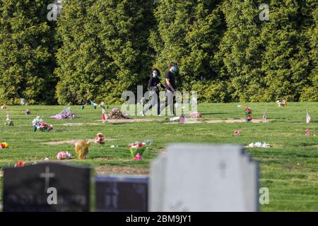 New York, New York, USA. Mai 2020. Ein Paar wird unter den Gräbern auf dem Greenwood Cemetery in Brooklyn, New York City, gesehen. New York City ist das Epizentrum der Coronavirus-Pandemie Kredit: William Volcov/ZUMA Wire/Alamy Live News Stockfoto