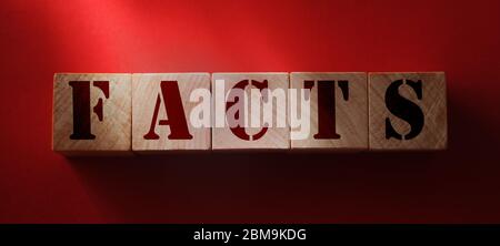 FACT Word geschrieben in Holzwürfel. Wahre oder falsche gefälschte und echte Fakten und News-Konzept Stockfoto