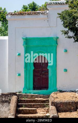 Der Bogengang eines muslimischen Gebäudes an der antiken Stätte von Chellah (Sala Colonia) in Rabat in Marokko, einer mittelalterlichen befestigten muslimischen Nekropole. Stockfoto