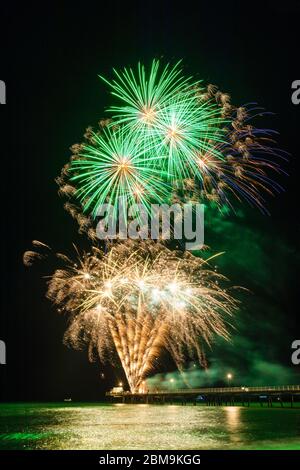 Farbenfrohe Silvesterfeuerwerke leuchten Himmel und Wasser vor Glenelg Jetty, Adelaide, Südaustralien Stockfoto