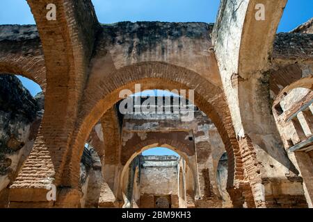 Bogenruine eines Gebäudes in Chellah (römische Sala Colonia) in Rabat in Marokko. Die Stätte wurde von einer römischen Stadt in eine mittelalterliche Nekropole umgewandelt. Stockfoto