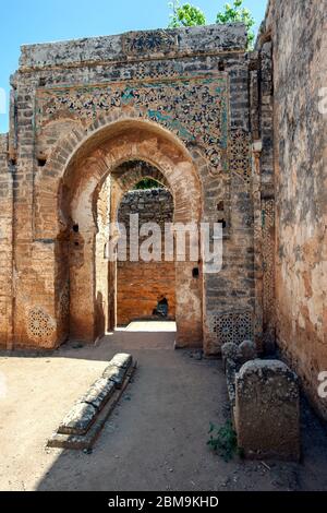 Ein islamischer Bogengang an der antiken Stätte Chellah (römische Sala Colonia) in Rabat in Marokko. Stockfoto