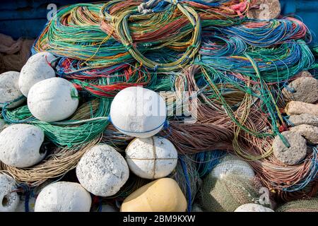 Bunte Angelseil und Schaum schwimmt sitzen in einem Fischerboot am Uppuveli Strand im Osten Sri Lankas. Stockfoto