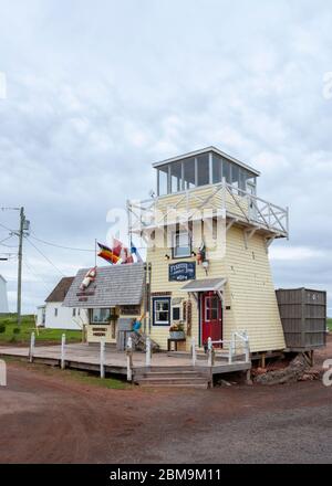 Fishead Company Store – eine Kunstgalerie, ein Souvenirladen und eine Espresso-/Kaffeebar in einem Gebäude wie ein Leuchtturm. North Rustico Harbour, PEI, Kanada Stockfoto
