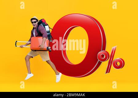 Aufgeregt schönen indischen Touristen Mann mit Gepäck bereit für die Reise mit 0% Zinsen Ratenzahlung Aktion gehen Stockfoto