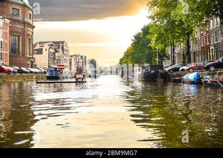 Blick auf den Wasserstand vom Kanal entlang der runden lutherischen Kirche mit einem Schild mit der Aufschrift "Work in Progress", das im Herbst auf dem Wasser schwimmt Stockfoto