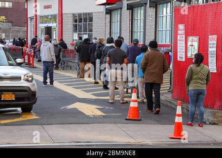 New York, New York, USA. Mai 2020. Schlange stehen in einem Supermarkt in Brooklyn in New York City in den Vereinigten Staaten. New York City ist das Epizentrum der Coronavirus-Pandemie Kredit: William Volcov/ZUMA Wire/Alamy Live News Stockfoto