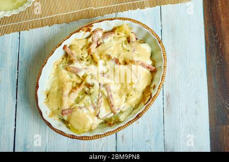 Französische Creamy Potato, Bacon Brie Tartiflette Auflauf Stockfoto