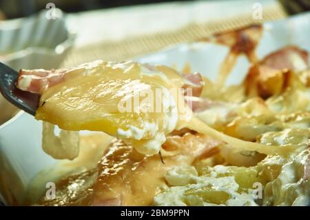 Französische Creamy Potato, Bacon Brie Tartiflette Auflauf Stockfoto