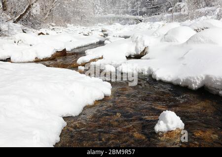 Schneebedeckter Winterwald und Bach. Odaesan Nationalpark, Gangwon-do, Korea Stockfoto