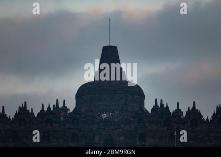 Borobudur Tempel, Indonesien - 18. Juli 2019: Touristen fotografieren den Sonnenaufgang, dank dem sie beginnen, die Stupas und die Landschaft zu erblicken. Stockfoto
