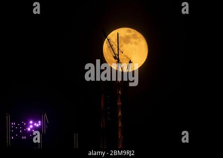 New York, Usa. Mai 2020. Super Flower Moon erhebt sich über Midtown Manhattan, wie man es von Weehawken aus New Jersey sieht. (Foto von Lev Radin/Pacific Press) Quelle: Pacific Press Agency/Alamy Live News Stockfoto