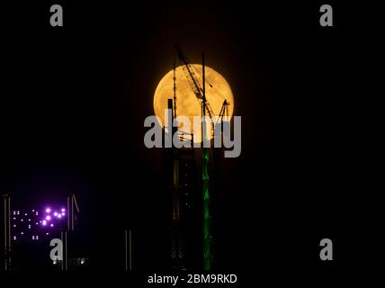 New York, Usa. Mai 2020. Super Flower Moon erhebt sich über Midtown Manhattan, wie man es von Weehawken aus New Jersey sieht. (Foto von Lev Radin/Pacific Press) Quelle: Pacific Press Agency/Alamy Live News Stockfoto