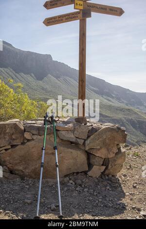 Wanderstöcke ruht auf Felsen in der Nähe von Fußweg Zeichen auf Gran Canaria Stockfoto