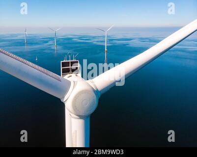 Windturbine aus der Luft, Drone Blick auf den Windpark westermeerdijk ein Windmühlenhof im See IJsselmeer der größte in den Niederlanden, nachhaltig Stockfoto