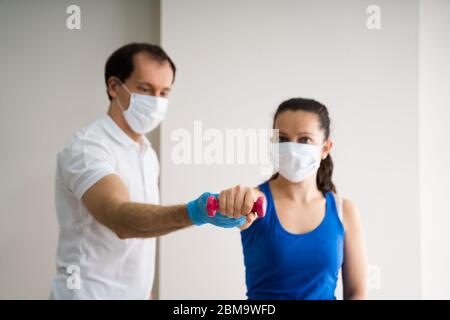 Physio Therapie Physiotherapie Physiotherapeut In Gesichtsmaske Stockfoto