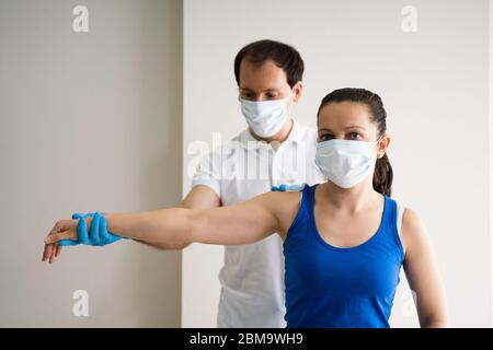 Arzt, Der Dem Patienten Nach Einer Verletzung Eine Physio-Massage Gibt Stockfoto