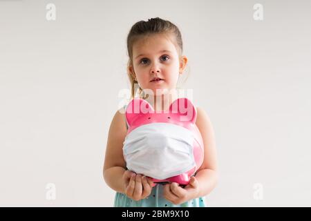 Sweet Girl Piggy Bank Geld Im Gesicht Maske Stockfoto