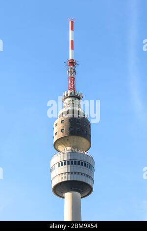 Dortmund, Nordrhein-Westfalen, Deutschland - 9. Februar 2019: Florianturm im Westfalenpark mit blauem Himmel im Hintergrund. Telekommunikationsturm und Wahrzeichen der Stadt. Stockfoto