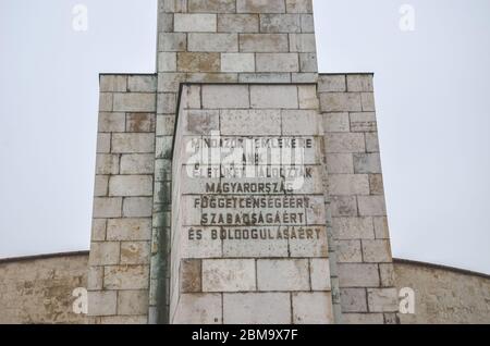 Budapest, Ungarn - 6. Nov 2019: Auf dem Sockel der Freiheitsstatue in ungarischer Sprache anmelden. Statue auf dem Gellert-Hügel zur Erinnerung an die sowjetische Befreiung Ungarns während des Zweiten Weltkriegs Stockfoto