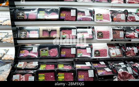 New York, Usa. Mai 2020. Pakete mit verschiedenen Fleisch sind in einem Supermarkt Kühlschrank in New York City gesehen. Während sich das Coronavirus auf Fleischverarbeitungsbetriebe ausbreitet, stehen die Vereinigten Staaten vor einem großen Fleischmangel. Viele Anlagen wurden gezwungen, stillzustehen, da ein großer Prozentsatz ihrer Arbeitskräfte von der COVID-19-Pandemie betroffen war. Quelle: SOPA Images Limited/Alamy Live News Stockfoto