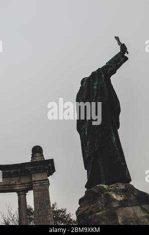 Budapest, Ungarn - 6. November 2019: Denkmal des Gerards von Csanad. Gerard oder Gerard Sagredo, der erste Bischof von Csanad im Königreich Ungarn. Statue mit Kreuz in der rechten Hand. Bogen, Säulen. Stockfoto