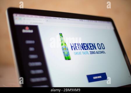 Heineken-Website auf dem Computerbildschirm. Heineken ist ein niederländisches Brauunternehmen, das 1864 gegründet wurde. Stockfoto