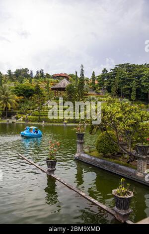 BALI, INDONESIEN - 27. JANUAR 2019: Nicht identifiziertes Pöppel am Tirta Gangga Wasserpalast in Bali, Indonesien. Es ist ein ehemaliger königlicher Palast im Osten Balis, Stockfoto