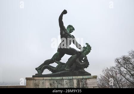 Budapest, Ungarn - 6. November 2019: Seitenstatue der Freiheitsstatue auf dem Gellert-Hügel in Budapest in Ungarn. Der Mensch tötet und würgt den Drachen, mythischer Ausdruck des Kampfes zwischen gut und Böse. Stockfoto