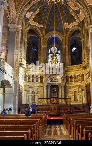 Pilsen, Tschechische Republik - 28. Oktober 2019: Innenraum der Großen Synagoge. Die zweitgrößte Synagoge Europas. Fotografiert vom Erdgeschoss. Säulen und Bögen, Decke. Menschen auf den Touren. Stockfoto